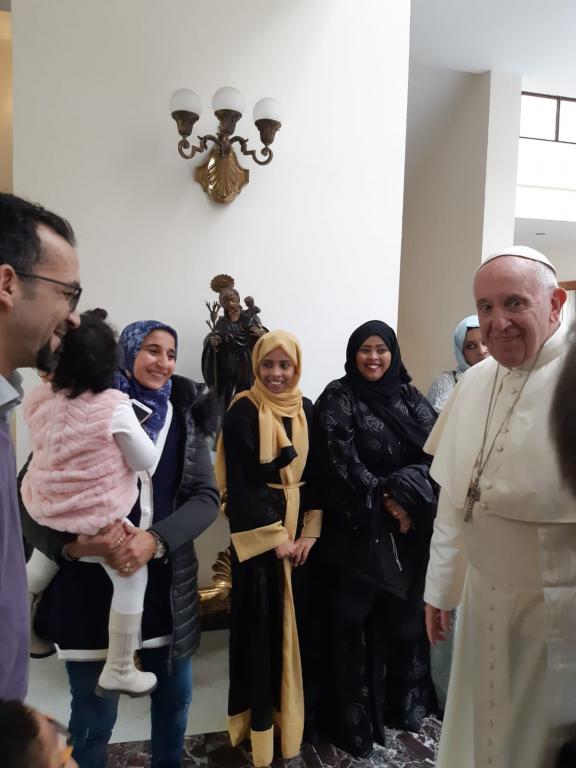 L'incontro di papa Francesco con donne e famiglie da Yemen, Marocco e Iran accolte da Sant'Egidio e Elemosineria Apostolica, prima di partire per gli Emirati